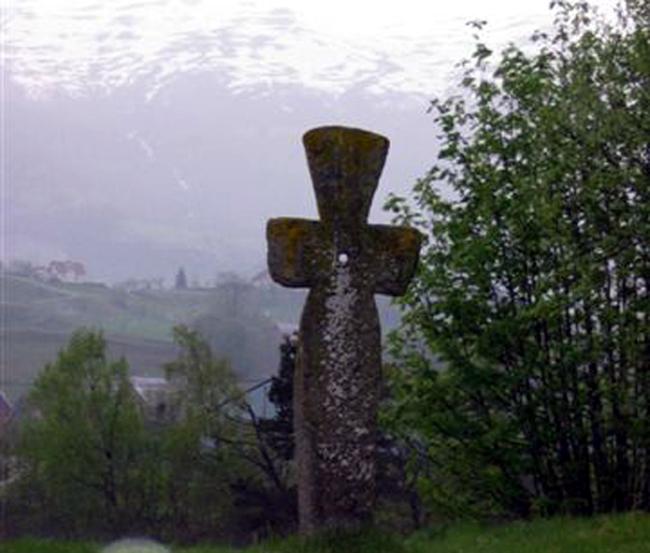 rygg2004 kors.jpg - Kelisk kors på Rygg i Gloppen - Celtic Cross at Rygg, Gloppen May 2004 (Foto: T. Kvien)